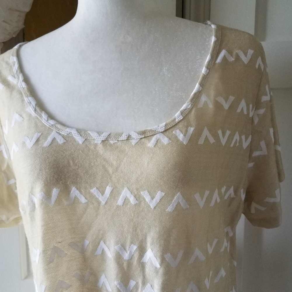 𝅺lularoe t Shirt boho print XL gold white arrows